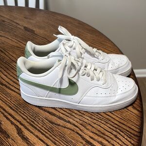 Nike White and Green Sneakers